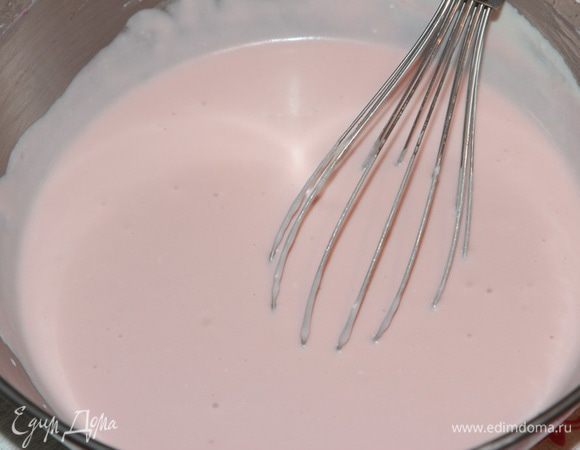 Когда я смешала желтковую часть с сырной, на этом этапе добавила клубничный сироп, который у меня получился, когда я готовила клубничные цукаты. Эта опция необязательна. Вы можете добавить что угодно: какое-то варенье-джем, растопленный шоколад, грамм 20 — 30 или не добавлять ничего — все-равно будет вкусно. Получается вот такая волшебная гладкая масса. Вкусная. 