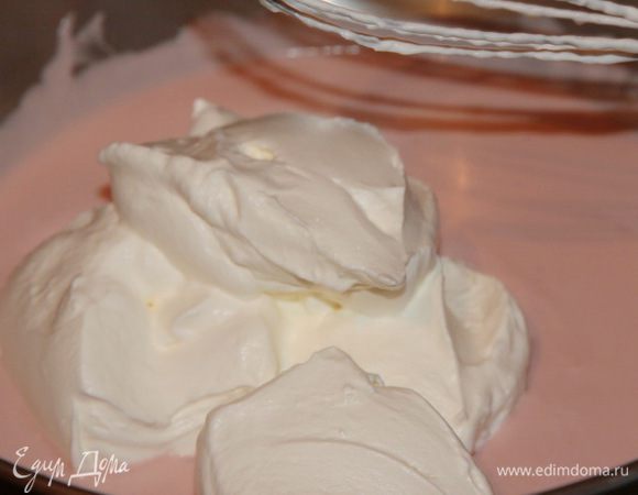 Теперь добавляем взбитые сливки, тоже в два приема. Просто хорошо вымешиваем венчиком. 