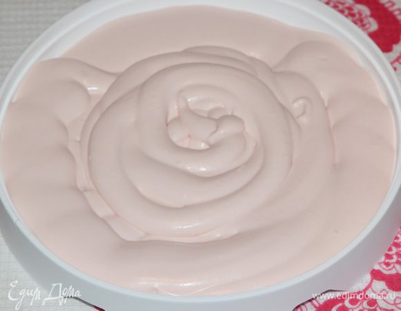 Теперь берем форму: если у вас не силиконовая, то было бы неплохо проложить бочка кондитерской лентой, а дно выстлать пергаментом. У меня силиконовая, поэтому мне этого делать не нужно. Моя форма состоит из двух частей: нижней части и верхней крышечки с отверстием под бисквит. При помощи кондитерского мешка выкладываем приблизительно 1/3 часть крема и минут на 20 отправляем в морозильную камеру. Для чего это нужно: наш крем тяжелый, а мусс — легкий. И если не приморозить немножко этот слой мусса, то крем может опуститься под тяжестью на дно формы и потом будет некрасиво смотреться в разрезе.  