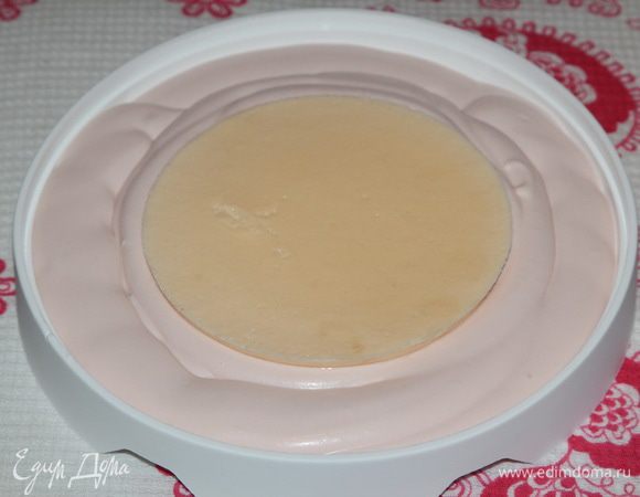 Затем достаем из морозилки крем и располагаем его по середине, слегка вдавив в мусс. 