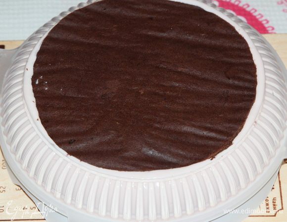 Накрываем верхней частью формы и при помощи кондитерского мешка распределяем мусс по всей форме. Следите за тем, чтобы форма была заполнена муссом полностью, без воздушных пазух. Затем сверху выкладываем бисквит, если нужно подрезать, то сначала подрезаем его так, чтобы он был немного меньше диаметра формы. И слегка утапливаем его в муссе. Спатулой снимаем лишний, выступивший, мусс и отправляем в морозилку на 12 — 14 часов. В моем случае — на сутки. Замечание: если у вас силиконовая форма — до начала работы с муссом поставьте ее на жесткую подставку и на этой же подставке отправьте в морозилку. Остатки мусса я заморозила в конфетных формочках и потом использовала для декора.