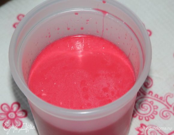 Готовим зеркальную глазурь: здесь все очень просто. Желатин замачиваем в воде, в емкость кладем шоколад и сгущенку. В кастрюльке соединяем сахар и кукурузный сироп (глюкозу, инвертный сироп) и ставим на огонь, помешиваем до растворения сахара в сиропе. Сироп должен достичь температуры 103°С, так говорят опытные кондитеры. У них есть градусник, им проще. У меня градусника нет, поэтому наблюдаю за сиропом: как только он начал активно кипеть и на поверхности образовалось много активных пузырьков и они начали лопаться, снимаем с огня и сразу заливаем шоколад со сгущенкой. Здесь важно не переварить, иначе глазурь будет густой и плохо растекаться, и не недоварить, иначе глазурь будет жидкой и стечет с вашего торта. Спатулой размешиваем смесь до полного растворения шоколада, добавляем желатин и краситель. Ставим емкость на ребро, и погружным блендером пробиваем глазурь. Блендер не вынимаем из глазури, когда взбиваем, чтобы не образовывались пузырьки. В глазури образуется воронка и все прекрасно смешается. Вынимаем блендер и оставляем глазурь остывать до 30°С. Она должна быть комфортно теплой. На поверхности правильно приготовленной глазури вы должны увидеть свое улыбающееся отражение. 