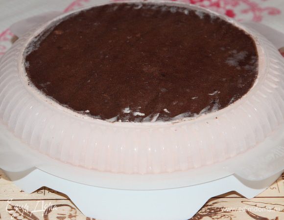 Собственно, сборка торта. Вынимаем форму из морозилки и освобождаем торт.