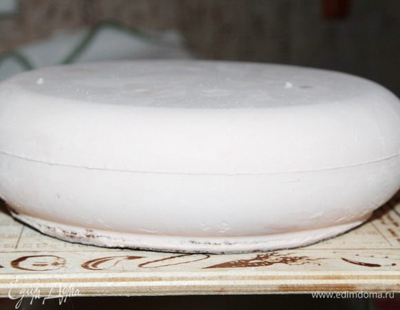 Переворачиваем торт на бисквит и рукой, слегка, проводим по всей поверхности. Это нужно для того, чтобы убрать с поверхности иней.
