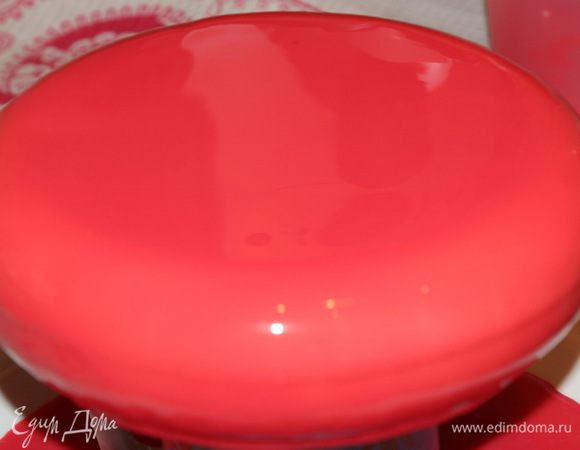 Берем спатулу и аккуратно подворачиваем нити под низ торта. Вот, собственно и — все. Декорируем как хочется. 