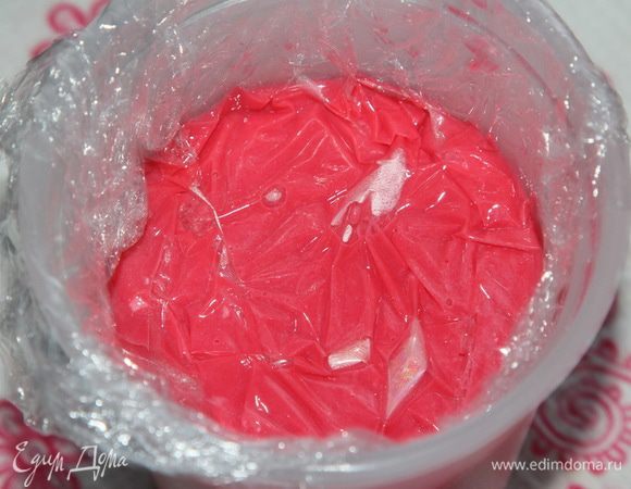 Оставшуюся глазурь собираем в стакан, накрываем в контакт пленкой и отправляем в холодильник. Когда нужно, прогреваем на водяной бане или в микроволновке и снова пользуемся. 