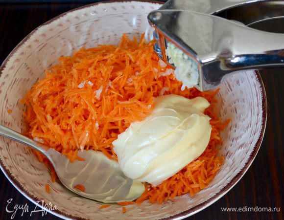 Для начинки натереть на мелкой терке очищенную морковь, добавить измельченный чеснок и буквально ложку (две ложки) майонеза, совсем немного, так как при перемешивании морковь даст немного сока, и начинка будет нужной консистенции. Можно слегка поперчить по вкусу. Собственно, здесь можно добавить и немного измельченных орехов, и тертый сыр и т. п. (повторюсь, я оставила оригинальный рецепт).