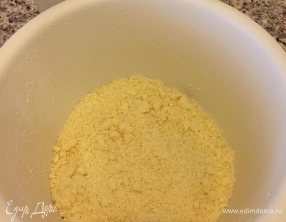 Муку просеять с солью и разрыхлителем. Добавить ванильный сахар, сахар и кусочки холодного масла. Перетереть все в крошку.