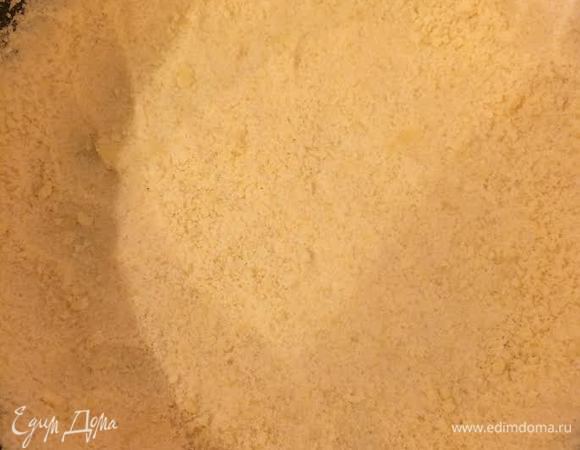 Крошку зрительно разделить на три части и распределить тесто по форме. Одну часть на дно, вторую на бока, а третью оставить для обсыпки.