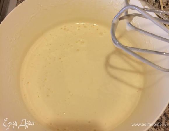 Яйца хорошо взбить с сахаром (минут 5-8).