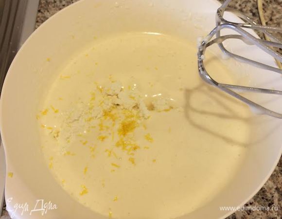 Творог желательно брать сухой и не зернистый, но я все равно всегда  протераю творог через сито или взбиваю погружным блендером, так как, так начинка получается более воздушной. В взбитые яйца добавить протертый творог и цедру лимона. Аккуратно перемешать на 1 скорости.