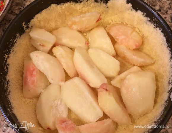 Выложить нектарины в форму.