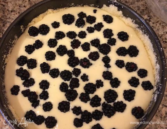 Сверху выложить ежевику.