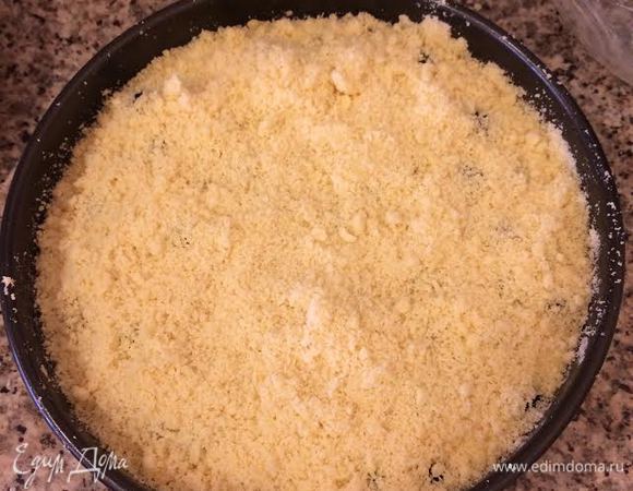 И присыпать оставшейся крошкой.