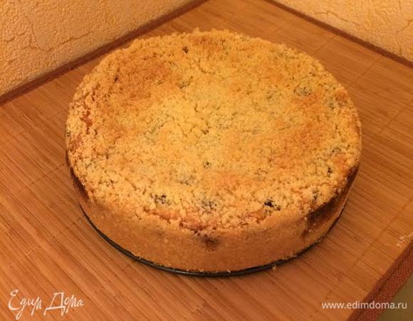 Готовый пирог полностью остудить в форме.