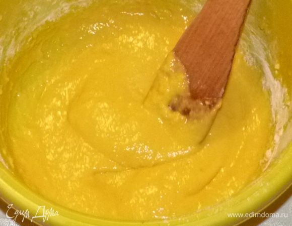 Из 3-х яиц, муки, соли и сахара замесить тесто. Следует учесть, что если яйца крупные, то может понадобится чуть больше муки. Тесто вязкое, «липнущее» к рукам. Отдельно взбить оставшееся яйцо.