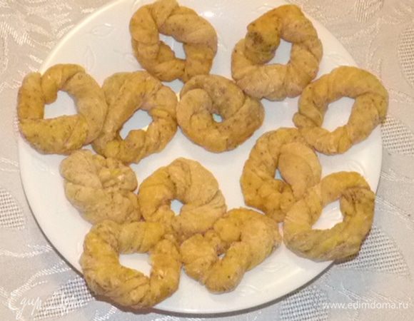 Опустить в кипящую подсоленную воду, аккуратно поддеть шумовкой, так как прилипают ко дну.  После всплывания наверх проварить 30 секунд. 