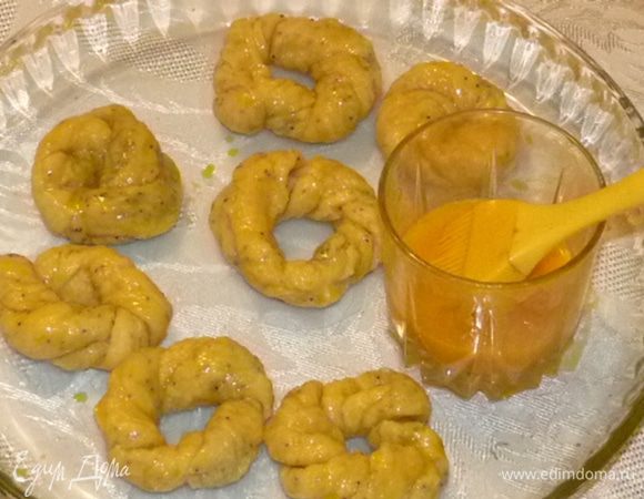 Смазать форму для запекания (или противень) растительным маслом. Выложить бублики. Смазать яйцом.