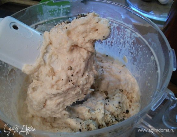 Замочить желатин в небольшом количестве холодной воды. 2 филе форели отложить в сторону. Остальной лосось и форель и 200 мл сливок пюрировать в блендере, это происходит буквально за 1минуту. Долгое взбивание может привести к отслоению воды из сливок. Так что не переусердствуйте.