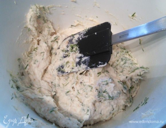 добавить мелко рубленный укроп, тертый хрен, лимонный сок и перец. Оставшиеся сливки взбить.