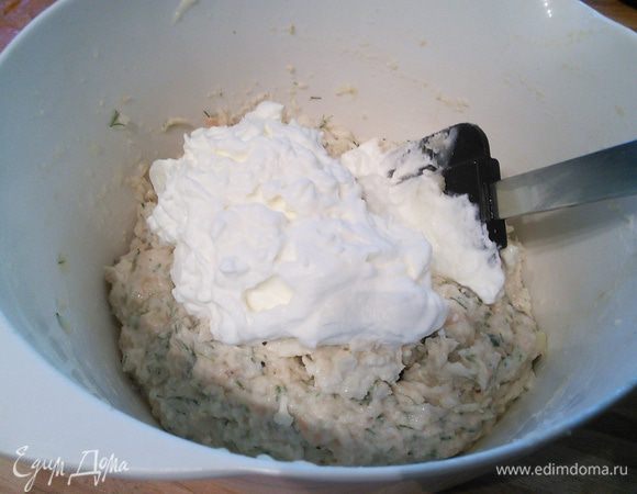 Молоко подогреть, растворить в нем отжатый от воды желатин. 1 ложку форелевого мусса развести в желатине, затем смешать весь мусс с желатиновой смесью. Ввести в несколько приёмов взбитые сливки, размешивая лопаточкой круговыми движениями. При желании можно добавить хрен, соль, перец и лимонный сок.