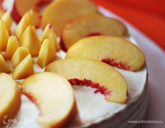 Собираем торт. 
Готовый бисквит разрезать вдоль на две части. Нижний корж пропитать сиропом, намазать кремом, сверху уложить верхний корж, также хорошо пропитать сиропом и смазать кремом верхушку и бока. 

Нарезать второй персик на тонкие дольки и украсить торт.

Отправить наше лакомство в холодильник на 2 — 3 часа — за это время крем отлично застынет.

Приятного аппетита! :)