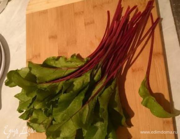 Промываем листья свеклы и даем стечь воде.