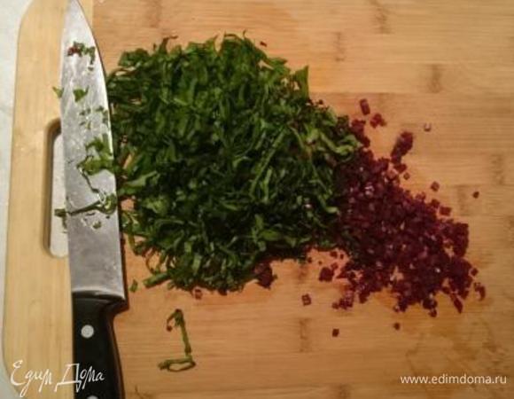 Мелко их рубим.