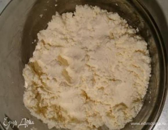 Разминаем сыр до пастообразного состояния, без комочков. Сыр в этом рецепте необходим осетинский. Это белый коровий сычужный сыр, достаточно часто встречающийся в продаже, не вареный, и как можно более свежий и слабосоленый. Из гибридных вариантов допускаются сыры типа брынза или фета не слишком соленые, или адыгейский. Немолодые типы сыров могут уничтожить вкус данной выпечки.  