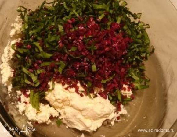 Вмешиваем в сыр нарезанные листья, с усилием, давая возможность «подружиться» ингредиентам.