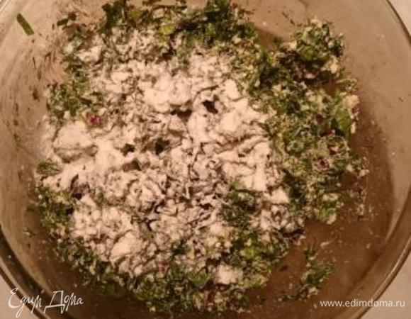 Немного муки в начинку, соль.  При сухости смеси — пару ложек сметаны, и начинка готова.