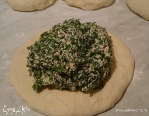 Скатанную в шар начинку разместите в центре теста.