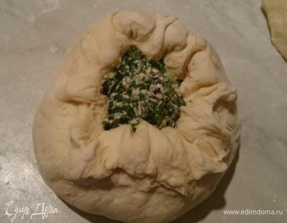 Мешочком, аккуратно без разрывов спрячьте начинку внутри теста, 