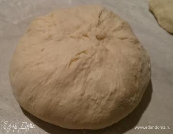 сведите края теста и переверните клубок швом вниз для раскатки пальцами. Используем только лишь припыленные мукой поверхности.