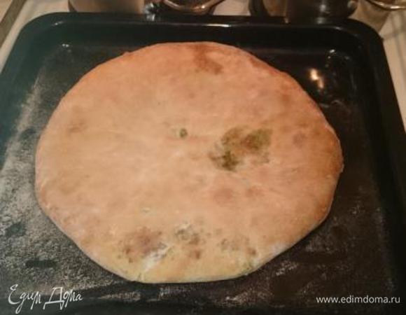 Выпекаем минут 15 — 20, при температуре 230°С до желтовато-золотистой корочки. Вытащив из духовки, первым делом смахиваем с пирога остатки муки.