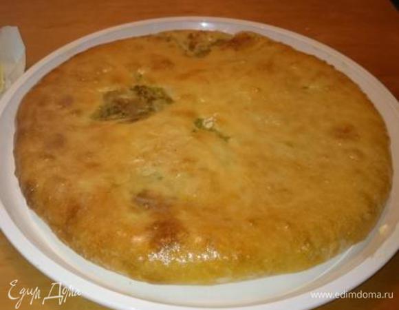 Перекладываем аккуратно на тарелку и в горячем виде обмазываем кусочком сливочного масла, которое уже через пять минут сделает корочку пирога гораздо мягче.
При правильном распластывании, пирог должен получиться без разрывов и правильной круглой формы, не толстым, и со слегка растекающейся начинкой в разрезе уже испеченного пирога.  В качестве соуса к пирогу рекомендуется ложечка сметаны. 

И приятного аппетита!