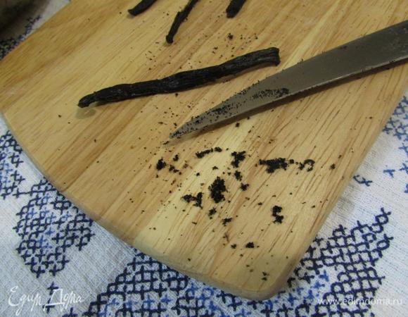 Сухой стручок ванили разрезать вдоль острым ножом. Из открытого стручка выскоблить семечки.