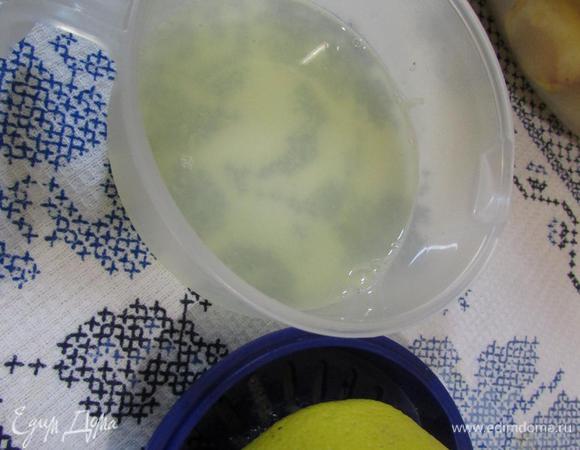 Лимон тщательно промыть в горячей воде.
Выдавить сок.