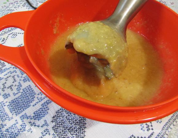 Разделить абрикосы на две равные части. Одну из них — пюрировать блендером...