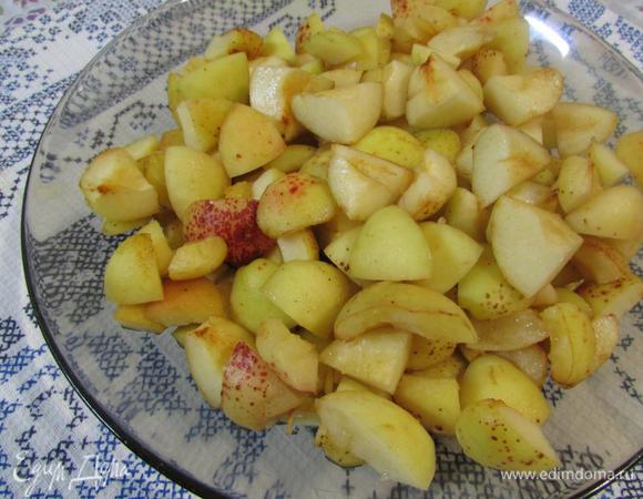 ... вторую половину — нарезать кубиками.