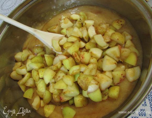 В чашу для варенья положить — пюре и кусочки абрикосов. Влить лимонный сок.