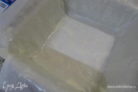 Подготовить форму (20x20 см): застелить пекарской бумагой. Бумагу смазать сливочным маслом.