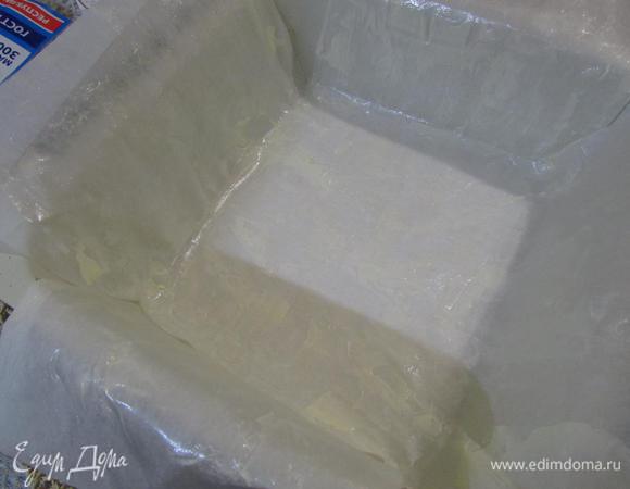 Подготовить форму (20x20 см): застелить пекарской бумагой. Бумагу смазать сливочным маслом.