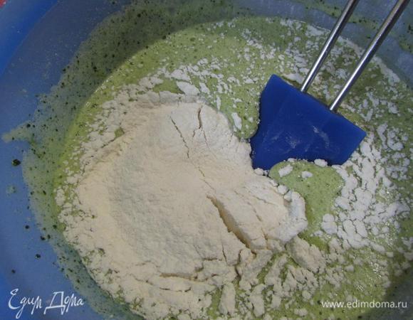 Затем осторожно вмешать просеянную муку и остывшее растопленное масло.