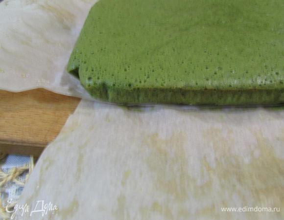 Извлечь форму из духовки. Выложить бисквит из формы. Остудить. 