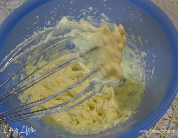 Приготовить крем: взбить сливочное масло со сгущенкой.