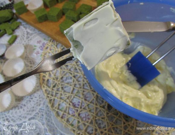 Равномерно нанести крем на все стороны заготовочек.