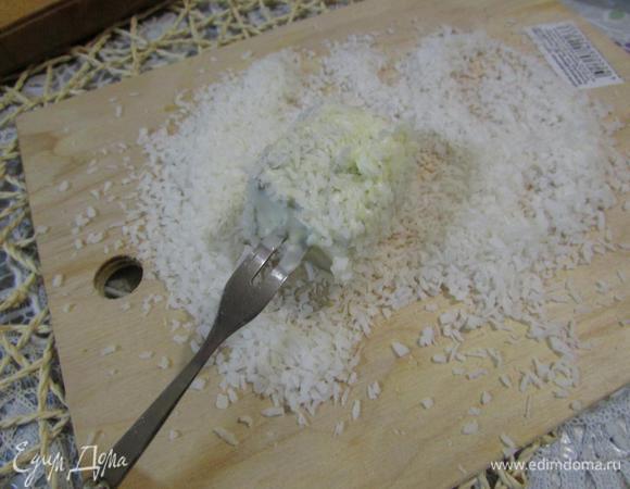 И обсыпать пироженки кокосовой стружкой.