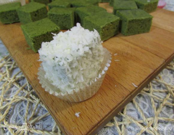 Выложить птифуры на манжетки.