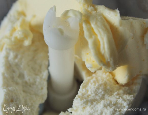 Для теста в  процессоре смешать творог и сливочное масло.